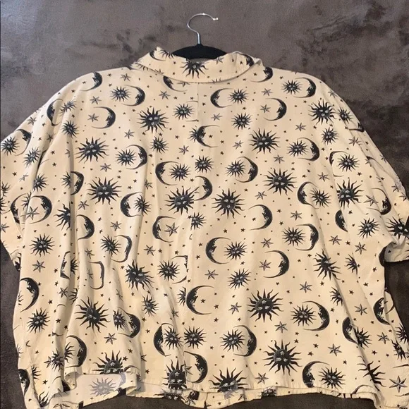 Hot Topic celestial Sun and Moon Button-Down crop Shirt - Black and cream - Picture 5 of 10